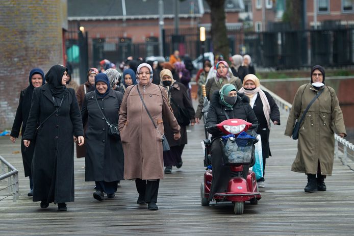 De Turkse wandelgroep in het Afrikaanderpark.